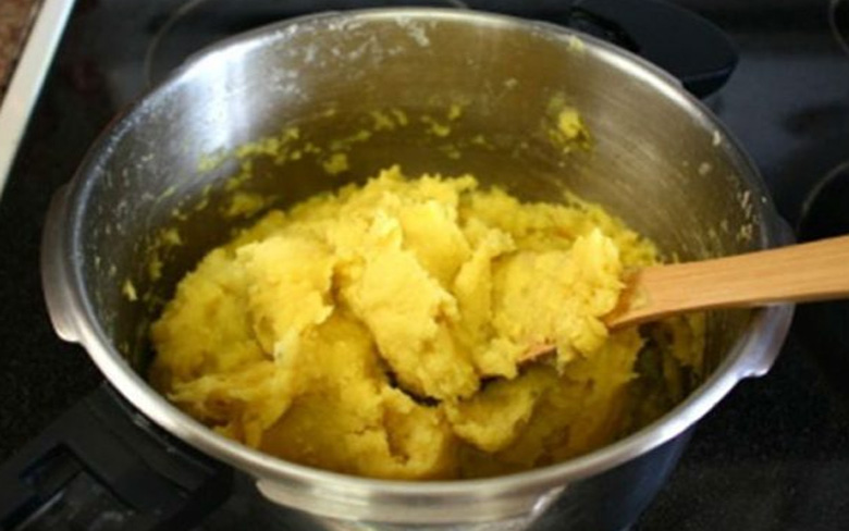 Cách làm chè sầu riêng: Nghiền đậu xanh