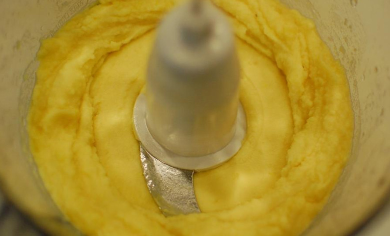 Cách làm chè sầu riêng đậu xanh: Xay đậu xanh và sầu riêng