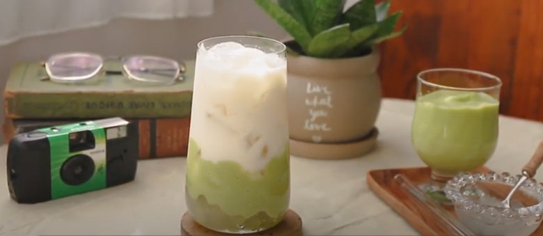 Thưởng thức ly trà sữa bơ ra cùng với gia đình