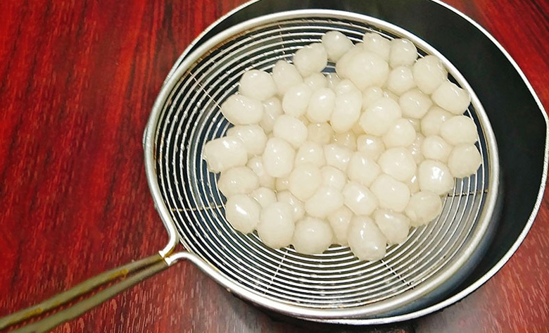 Cách nấu chè thập cẩm miền Trung: nấu trân châu