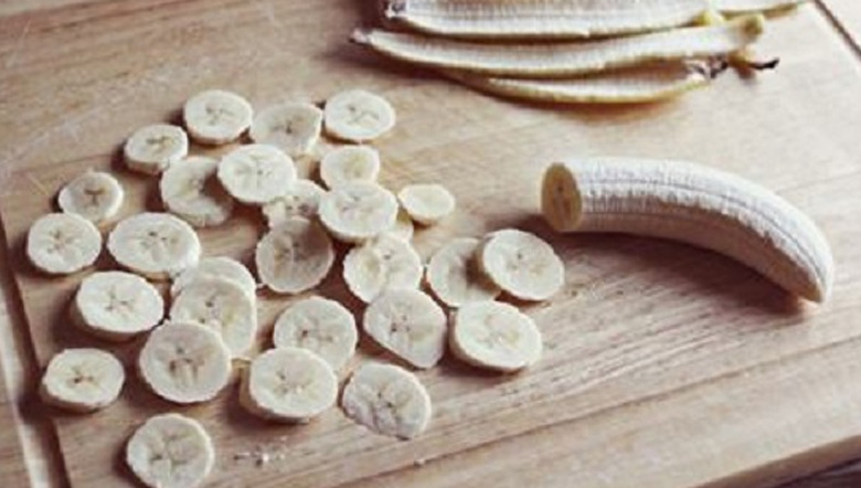 Cách nấu chè thập cẩm miền Nam: thái chuối