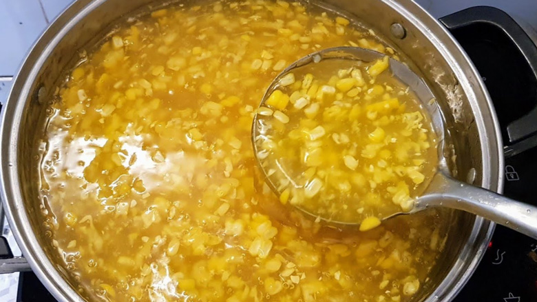 Cách nấu chè thập cẩm miền Nam: Nấu chè bắp