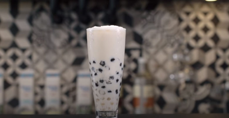 Thưởng thức trà sữa bằng sữa tươi thơm mát, ngọt