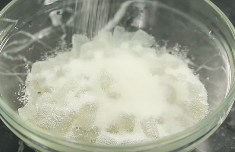 Cách nấu chè đỗ xanh nha đam: Sơ chế nha đam