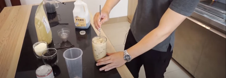 Cách pha trà sữa nướng bước cuối cùng cho đá vào làm lạnh
