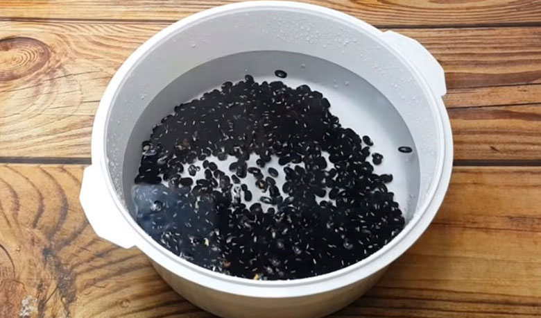 Cách nấu chè đậu đen nha đam: Sơ chế đậu đen