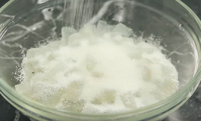 Cách nấu chè đậu đen nha đam: Ướp nha đam với đường