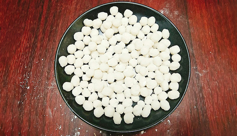 Cách nấu chè đậu đen bằng nồi cơm điện: Làm trân châu