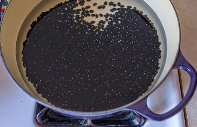 Cách nấu chè đậu đen bằng nồi cơm điện: Ngâm đậu