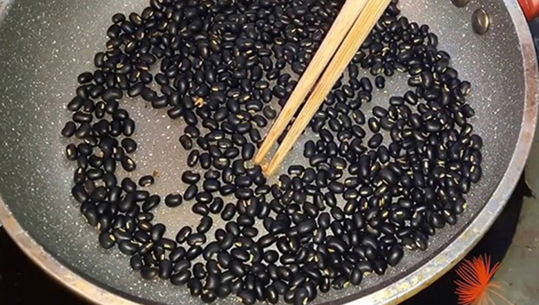 Cách nấu chè đậu đen: Rang đậu đen