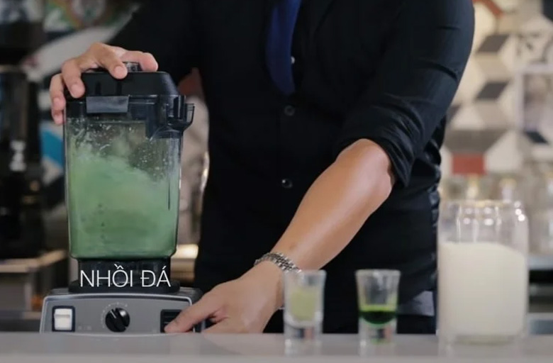 Cách làm matcha đá xay tại nhà: Xay hỗn hợp