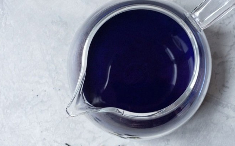 Cách làm trà hoa đậu biếc macchiato: Lọc trà