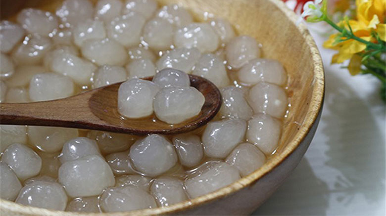 Cách làm trà sữa vải với siro dùng trân châu trắng