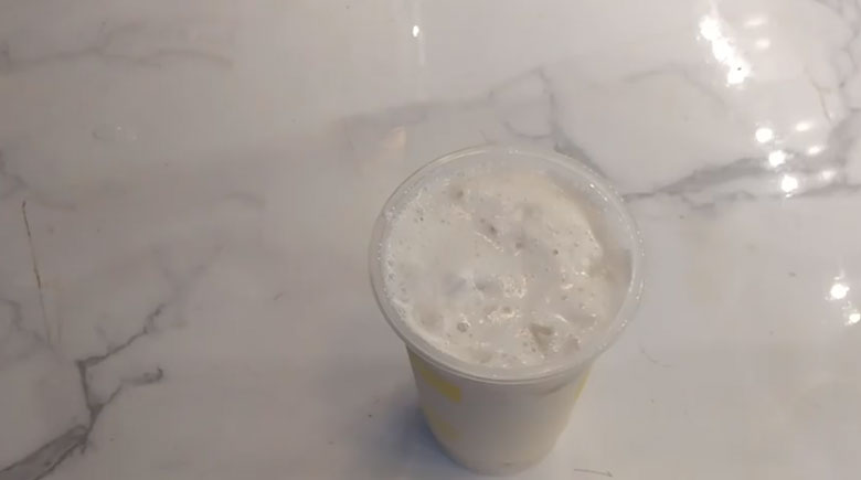 Thưởng thức trà sữa vải 