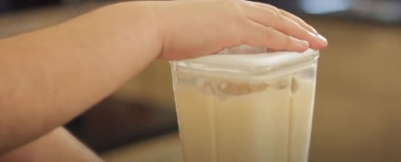 Cách làm trà sữa vải bằng vải tươi khuấy đều hồn hợp để nguội và cho vào máy xay sinh tố xay nhuyễn