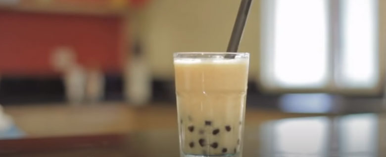 Thưởng thức ly trà sữa vải bằng vải tươi 