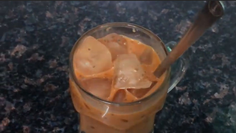 Thưởng thức trà sữa hạt chia bằng trà thái đỏ 