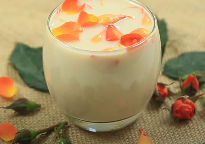 Thưởng thức hương vị trà sữa hoa hồng 