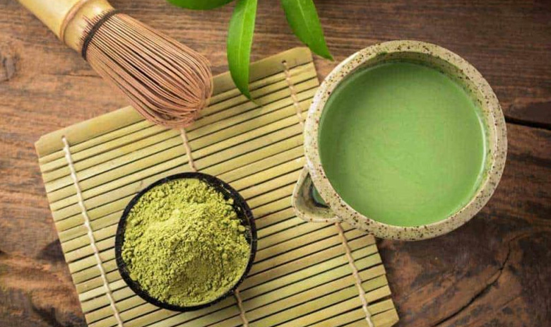 Cách làm trà xanh đá xay: Hòa tan bột trà xanh