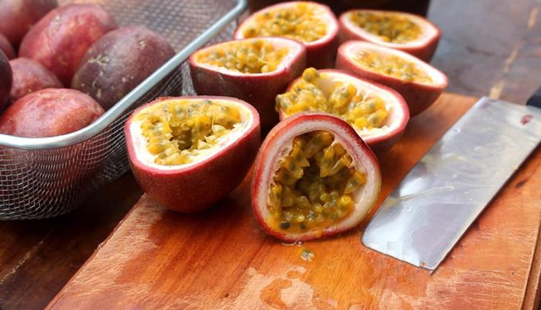 Cách làm trà chanh dây hạt chia: Bổ đôi chanh dây