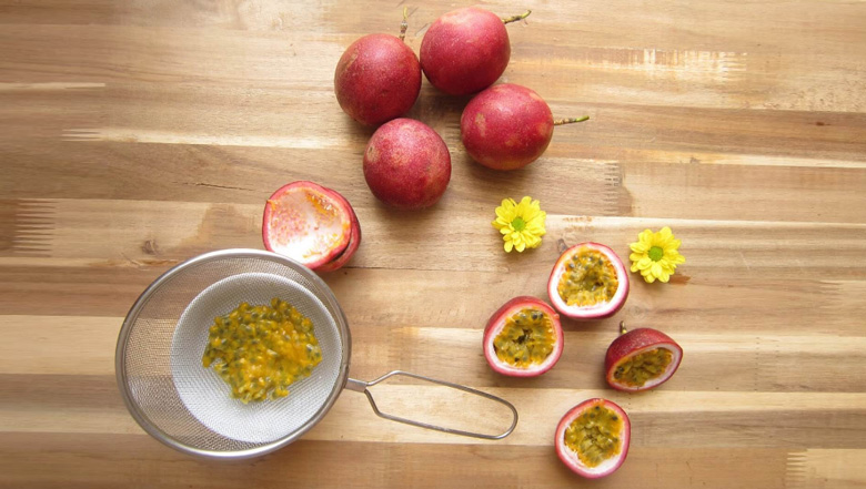 Cách làm trà chanh dây hạt chia: Rây hạt chanh dây