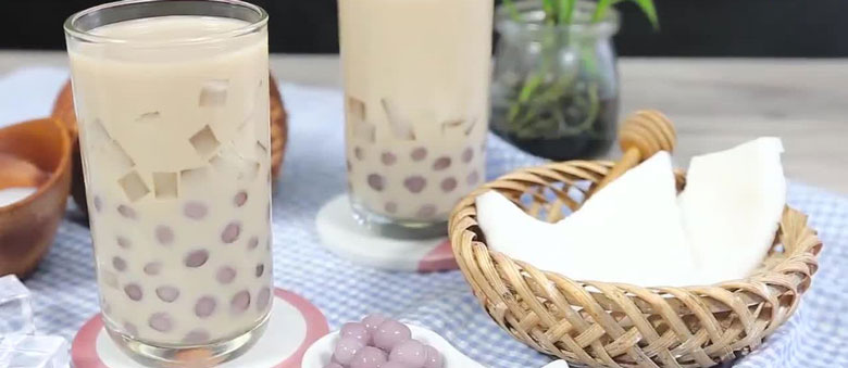Thưởng thức ly trà sữa trân châu dừa