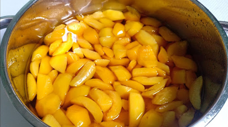 Cách pha trà đào mật ong ấm áp: Đun đào