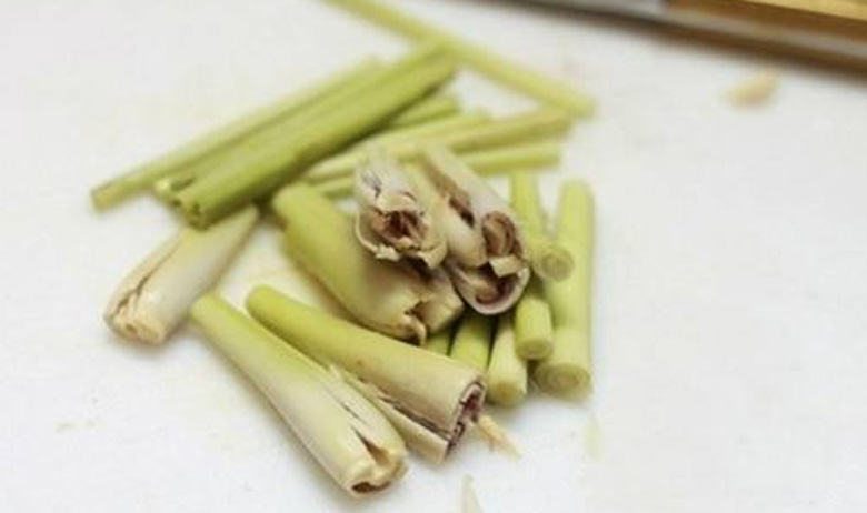 Cách làm trà thanh đào: Đập dập sả