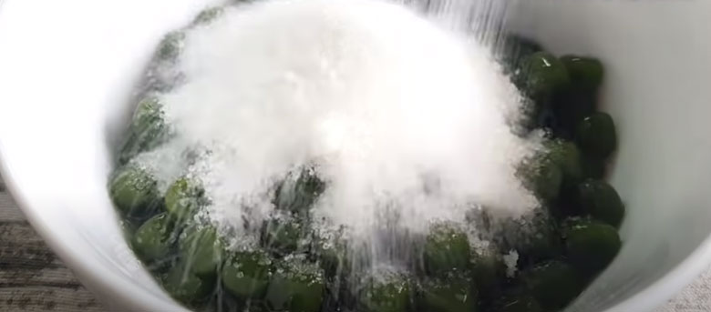 Cách làm trân châu trà xanh từ bột năng nấu chín trộn cùng với đường