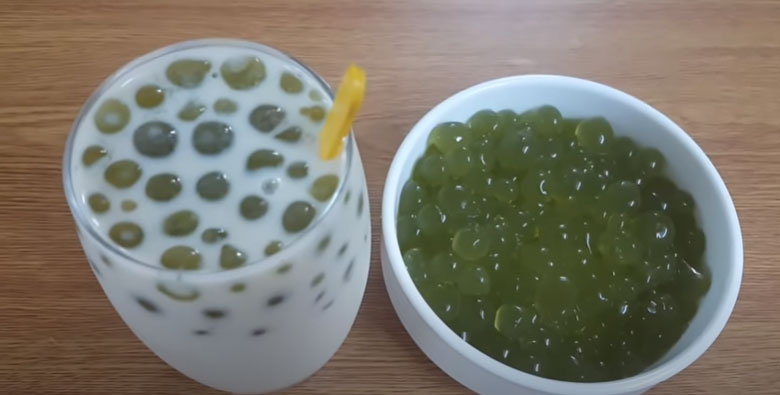 Thưởng thức trân châu trà xanh từ bột rau câu cùng với trà sữa