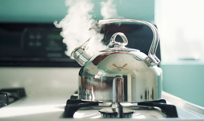 Cách pha hồng trà bá tước truyền thống: đun sôi nước