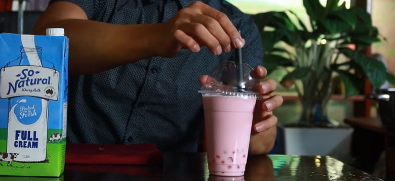 Thưởng thức trà sữa dâu tây thơm ngon, hấp dẫn