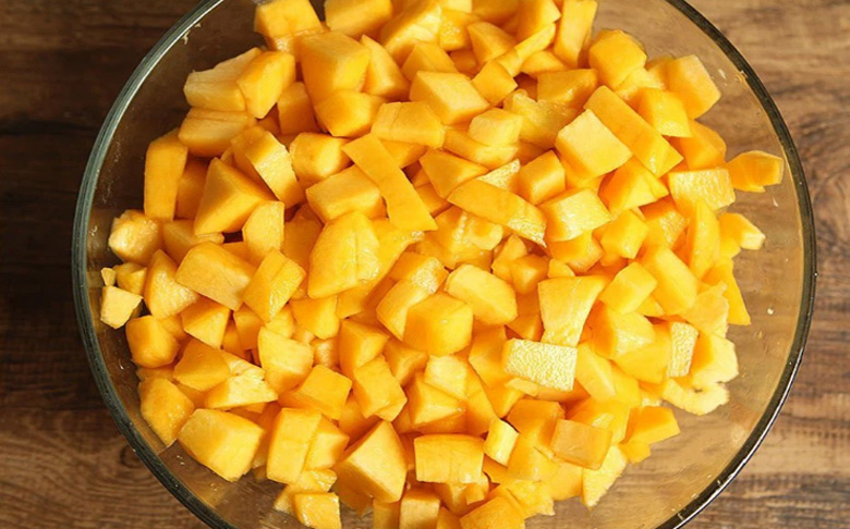 Cách làm trà chanh đào: Thái hột lựu