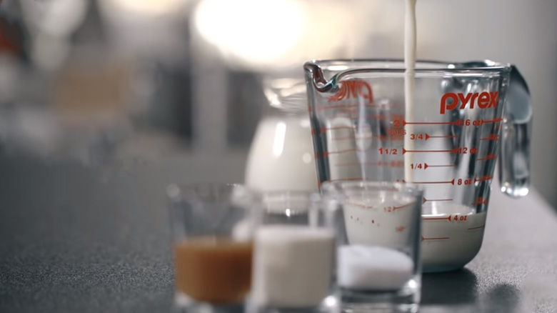 Cách làm trà chanh dây macchiato: Làm kem