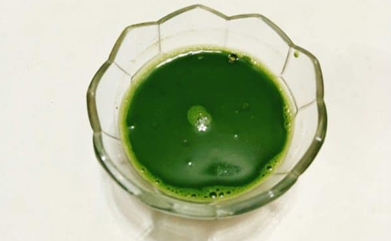 Cách làm thạch trà xanh: Hòa tan bột matcha với nước