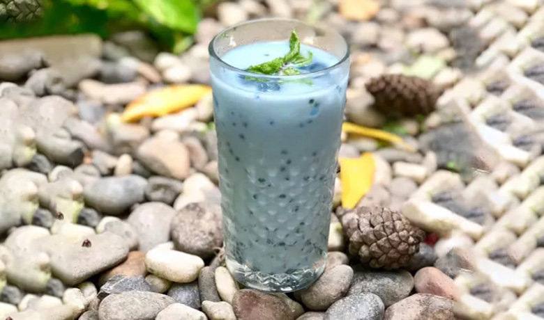 Cách làm sữa tươi hoa đậu biếc hạt chia: thành phẩm