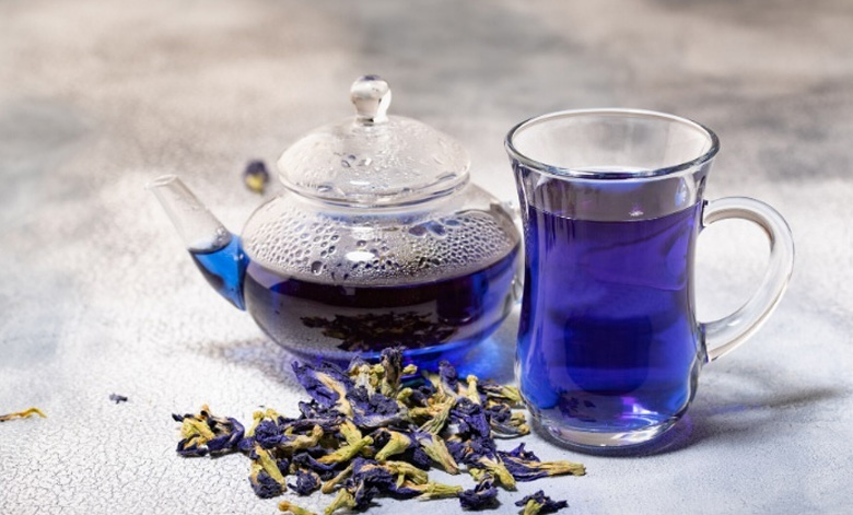 Cách làm sữa tươi hoa đậu biếc trà: Ủ trà