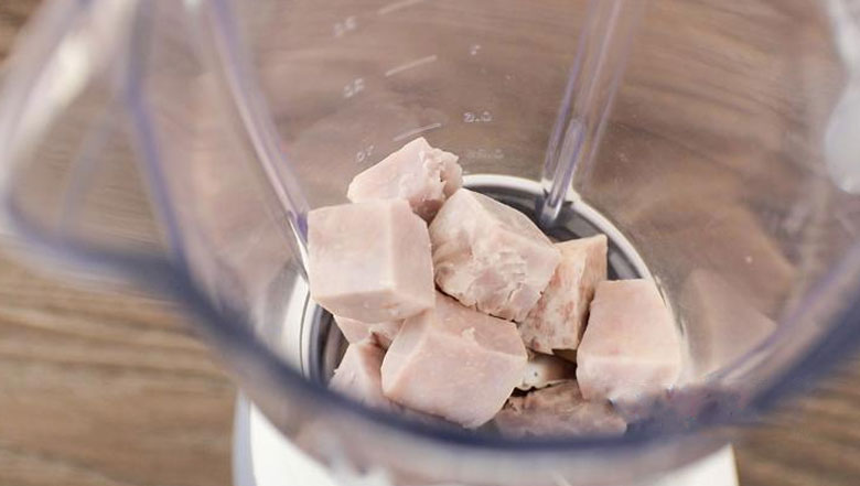 Cách nấu sữa khoai môn dừa: Xay khoai 