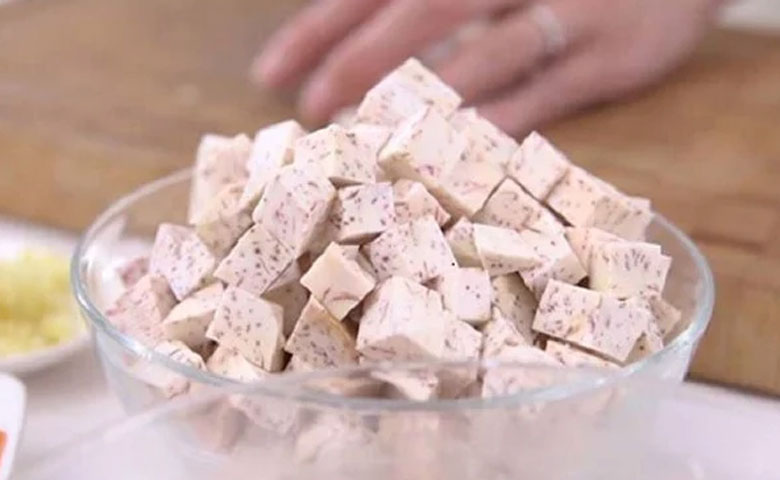 Cách nấu sữa khoai môn dừa: Sơ chế khoai môn