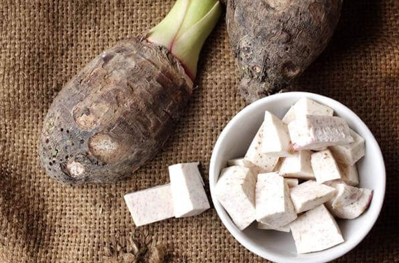 Cách nấu sữa khoai môn lá dứa: Sơ chế khoai môn