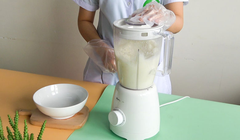 Cách nấu sữa khoai môn hạt sen: Xay và nấu