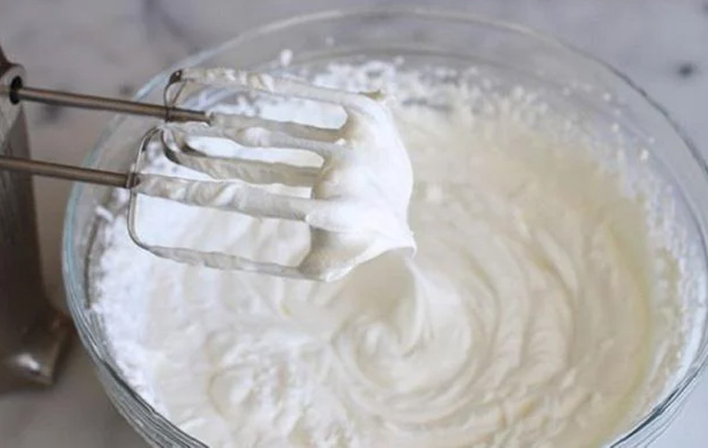 Cách pha matcha macchiato: Đánh milk foam