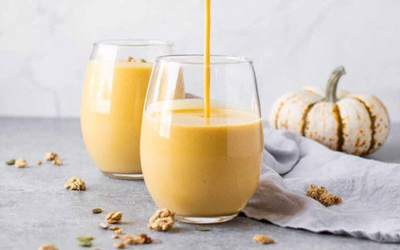 Thưởng thức trà sữa bí đỏ