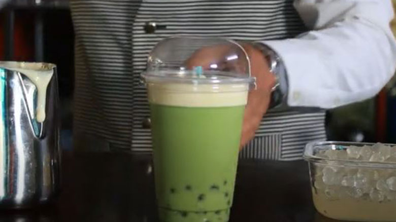 Thưởng thức ly trà sữa matcha kem cheese 