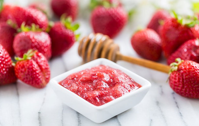 Cách pha trà lipton chanh kết hợp hoa quả: Nghiền dâu tây