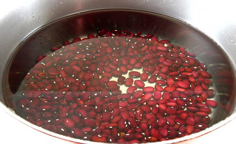 Cách làm thạch rau câu matcha đậu đỏ: Luộc nhừ đậu đỏ