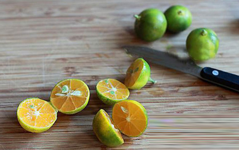 Cách nấu hồng trà tắc: Sơ chế tắc