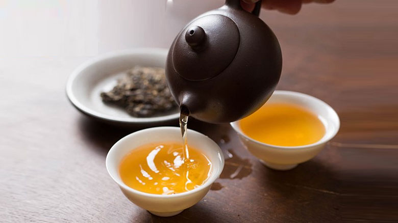 Cách nấu hồng trà kem cheese: Pha hồng trà