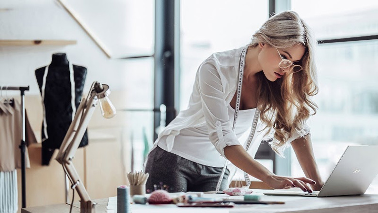 Những chiếc laptop mỏng nhẹ thường đi kèm với thiết kế đẹp mắt, cuốn hút