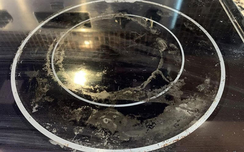 Bếp từ Kangaroo báo lỗi E0 do mặt kính bị bám bẩn